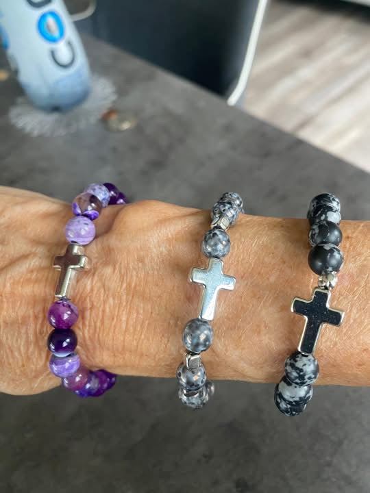 Single cross gemstone bracelet