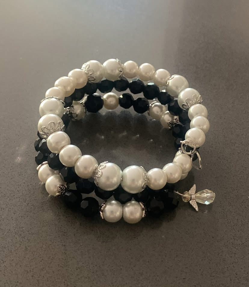 Classy pearls and black glass cut beaded bracelet